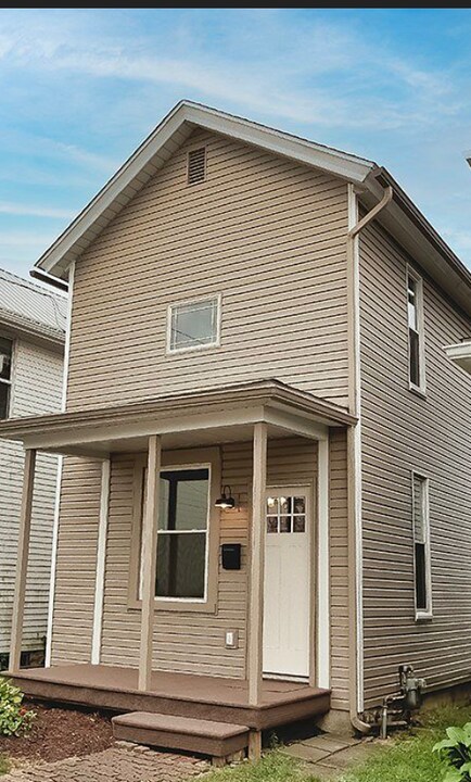 620 E 3rd Ave in Tarentum, PA - Foto de edificio