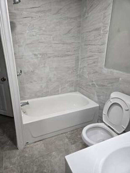 516 W Queen Ln in Philadelphia, PA - Building Photo