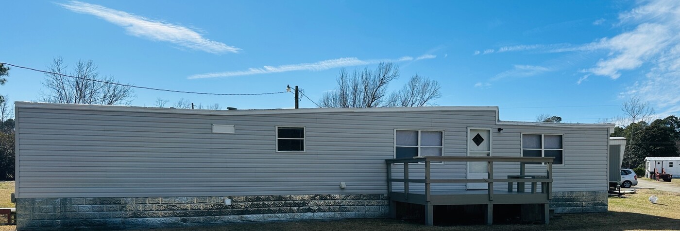 1202 Lake Rd in Newport, NC - Building Photo