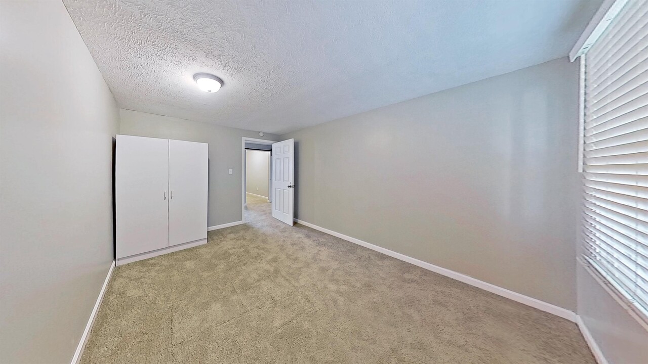 2121 Rouark Cir-Unit -BEDROOM 2B in Indianapolis, IN - Building Photo