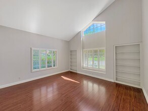 323 Via Del Astro in Oceanside, CA - Foto de edificio - Building Photo