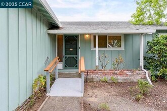 969 Valley View St in St Helena, CA - Building Photo - Building Photo