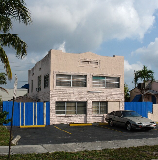 1813 Lincoln St in Hollywood, FL - Foto de edificio - Building Photo