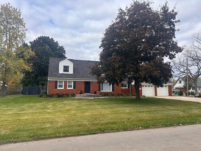 7987 State St in Brighton, MI - Foto de edificio - Building Photo