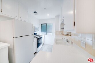 1037 11th St in Santa Monica, CA - Building Photo - Building Photo