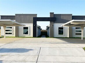 304 W Campeche Ave-Unit -2 in Alton, TX - Foto de edificio - Building Photo