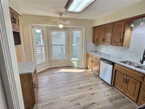 1121 NE Ridgeview Dr in Lee's Summit, MO - Foto de edificio - Building Photo