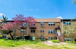 128 College Dr in Edison, NJ - Building Photo