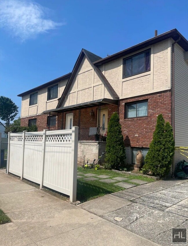 185 Lamberts Ln in Staten Island, NY - Building Photo - Building Photo