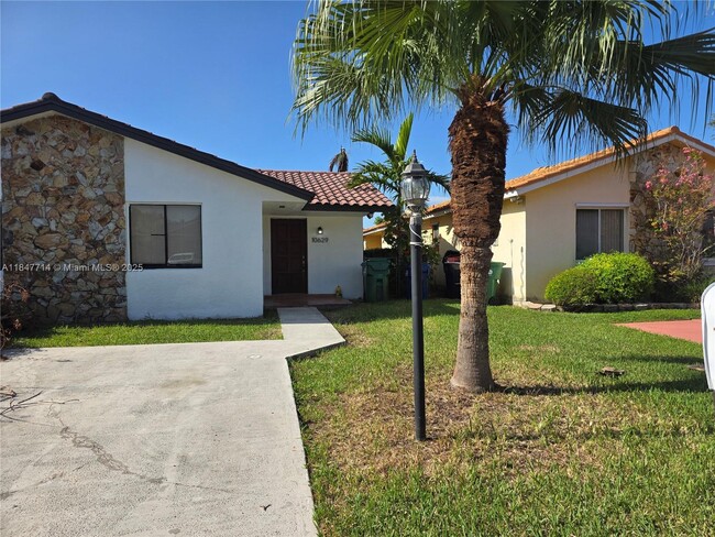 10629 SW 68th Terrace in Miami, FL - Building Photo - Building Photo