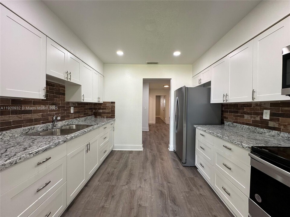 108 NW 1st St in Hallandale Beach, FL - Building Photo