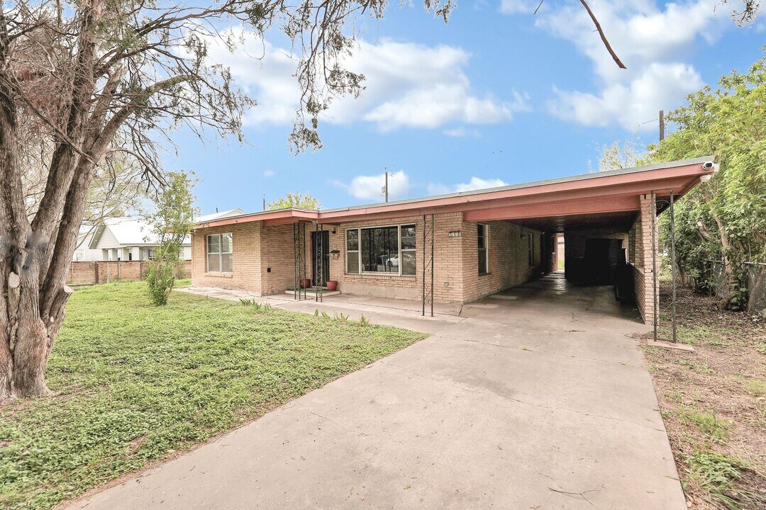 810 S 16th 1/2 in McAllen, TX - Building Photo