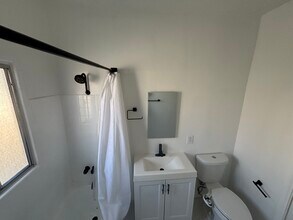 5137 1/2 W 21st St, Unit Quiet updated studio in Los Angeles, CA - Building Photo - Building Photo