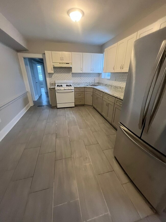 48 Hopkins Pl, Unit 3