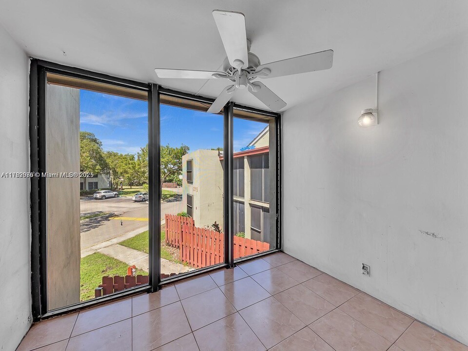 215 Lake Pointe Dr, Unit 214 in Oakland Park, FL - Building Photo