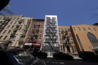 225 E 82nd St in New York, NY - Foto de edificio - Building Photo