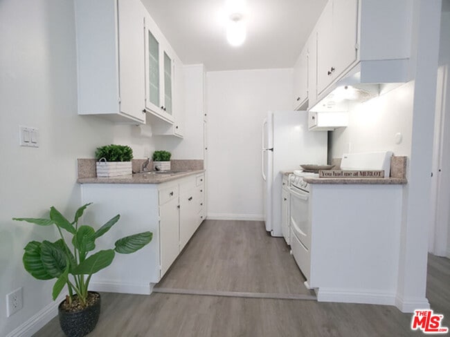 5656 La Mirada Ave in Los Angeles, CA - Building Photo - Building Photo