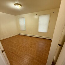 32 Armstrong Ave, Unit 1 in Jersey City, NJ - Foto de edificio - Building Photo