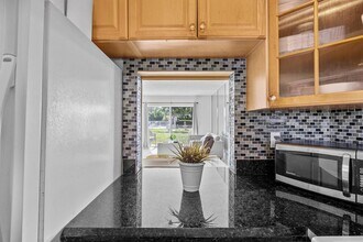311 E Ocean Ave, Unit 108 in Lantana, FL - Building Photo - Building Photo