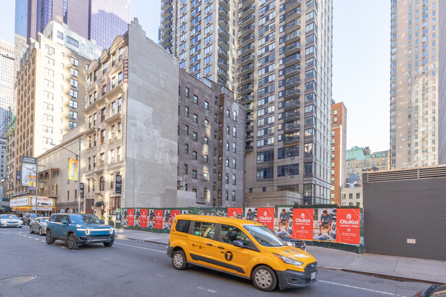 250 W 49th St in New York, NY - Building Photo - Building Photo