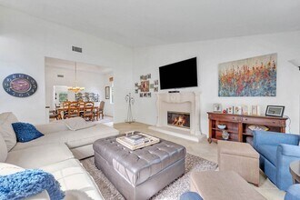 5050 Golden Nugget Way in Oak Park, CA - Foto de edificio - Building Photo