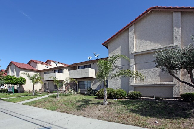 Sycamore Park Apartments in Azusa, CA - Foto de edificio - Building Photo