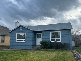927 Dakota Ave in Medford, OR - Building Photo