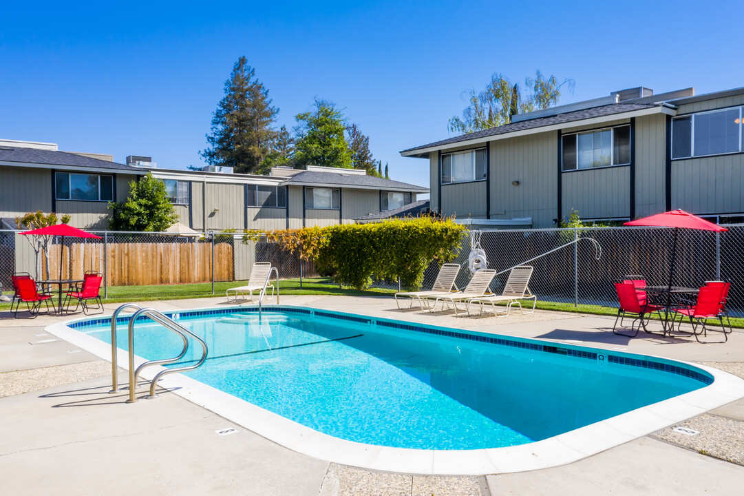 Royal Garden Apartments in Pleasanton, CA - Building Photo