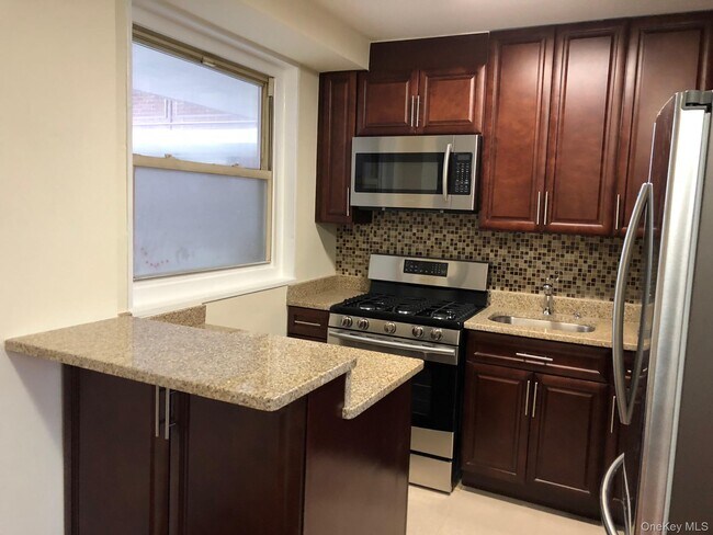 97-10 62nd Dr in Queens, NY - Building Photo - Building Photo