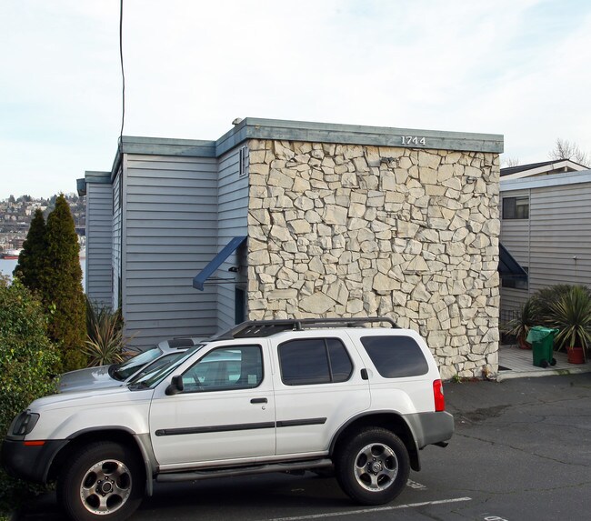 Chateau D'Emil in Seattle, WA - Foto de edificio - Building Photo