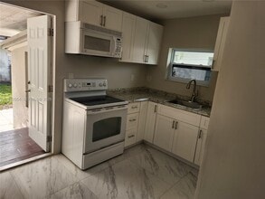 342 E 46th St in Hialeah, FL - Building Photo - Building Photo