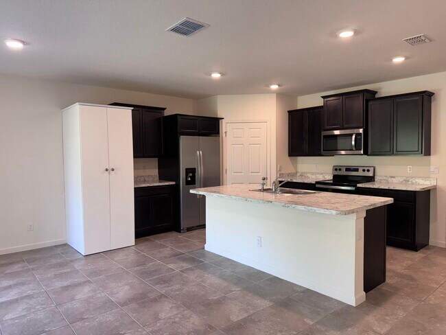 2526 SW Savage Blvd in Port St. Lucie, FL - Foto de edificio - Building Photo