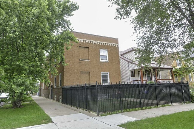 property at 1407 W Erie St
