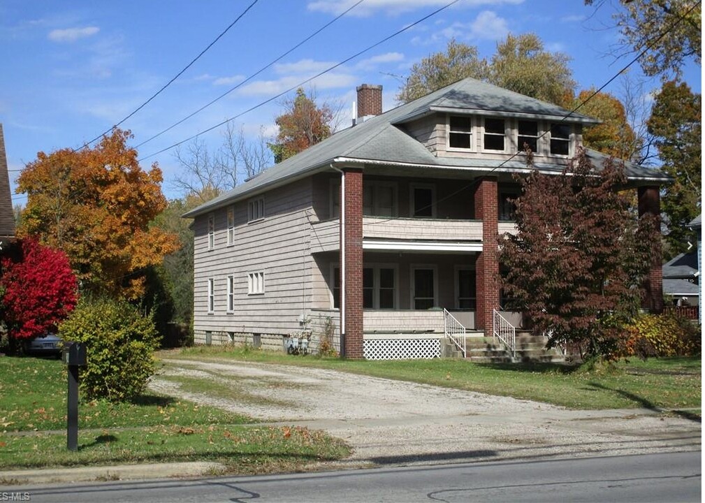 240 W Main St in Andover, OH - Foto de edificio