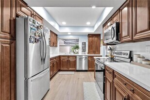 607 Village Lake Dr in Weston, FL - Building Photo