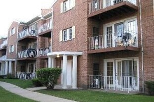 684 Quincy Bridge Ln, Unit 102 in Glenview, IL - Building Photo