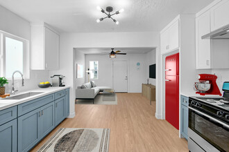 9530 S Hoover St in Los Angeles, CA - Building Photo - Interior Photo