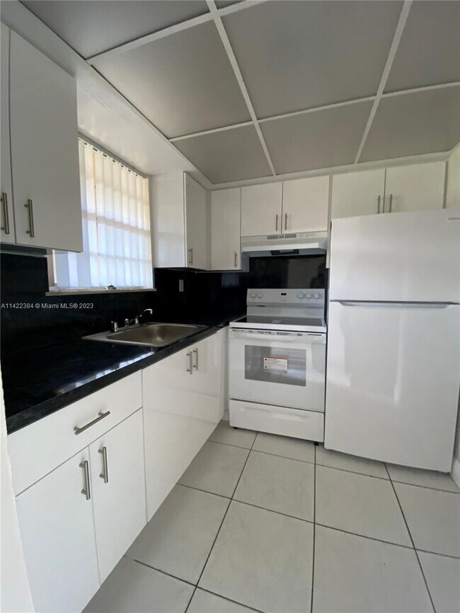 651 NW 177th St-Unit -110 in Miami, FL - Foto de edificio - Building Photo
