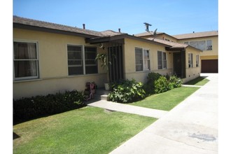 9327 San Antonio Ave in South Gate, CA - Foto de edificio - Building Photo