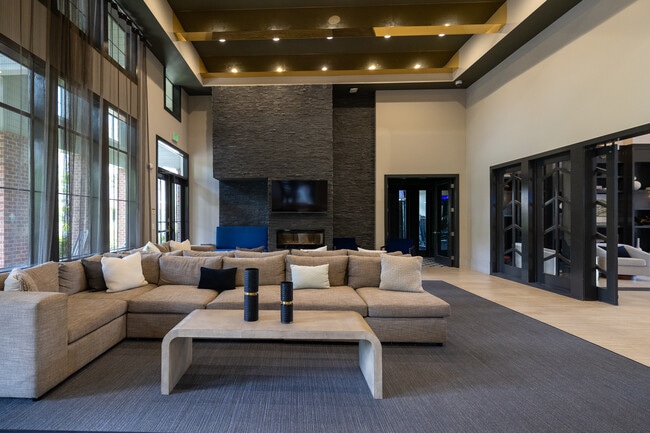 Velo Verdae Apartments in Greenville, SC - Building Photo - Interior Photo