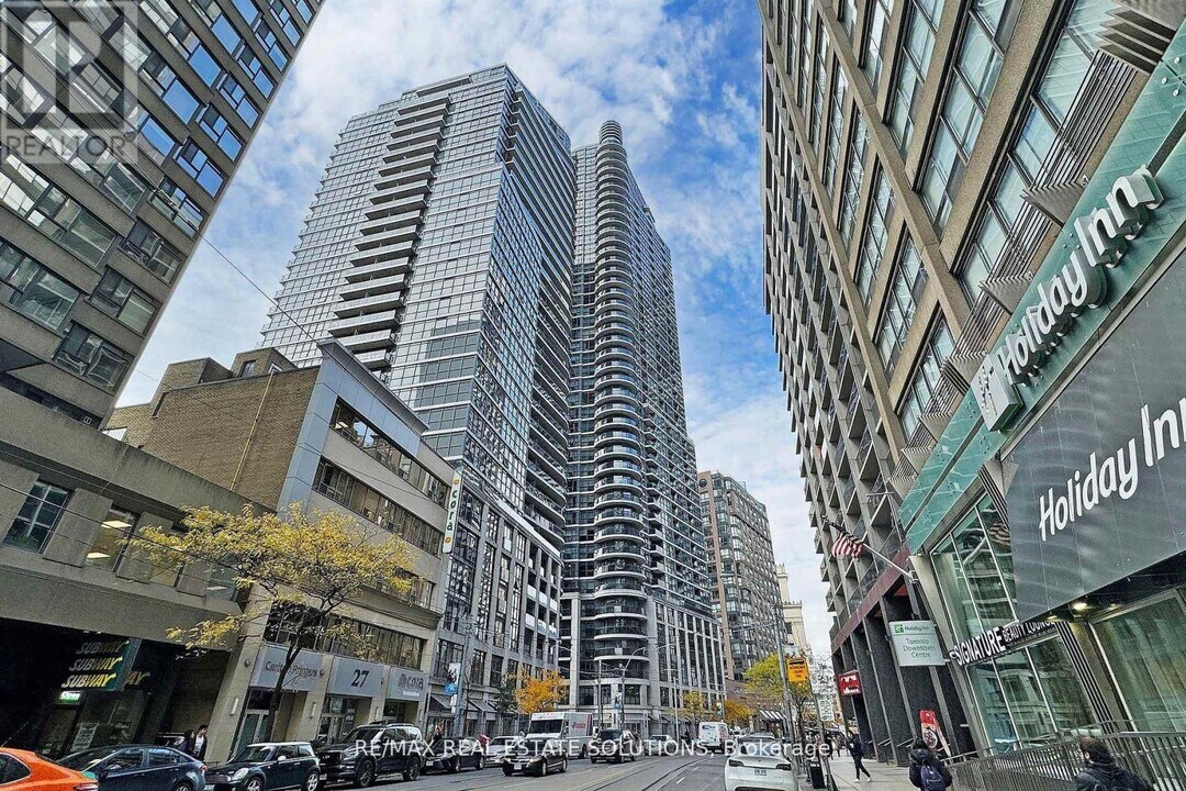 25 Carlton St. in Toronto, ON - Building Photo