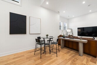 1941 W Augusta Blvd in Chicago, IL - Building Photo - Building Photo