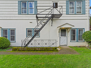 Burlington Apartments in Portland, OR - Building Photo - Building Photo