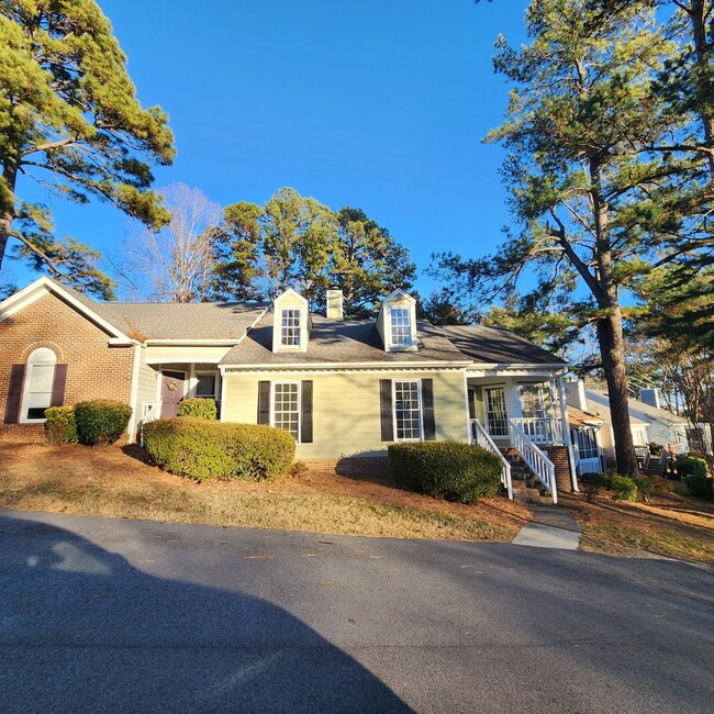5712 Finsbury Ct in Raleigh, NC - Foto de edificio - Building Photo