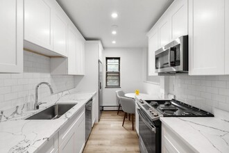 4925 Washington St, Unit 306 in Boston, MA - Foto de edificio - Building Photo