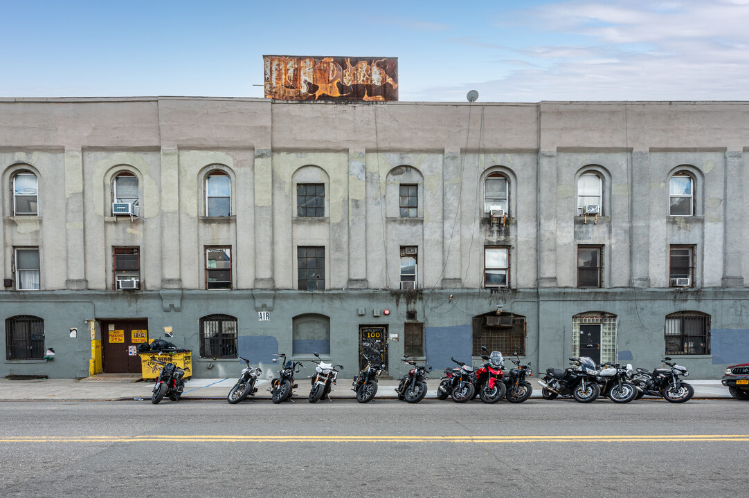 100 Metropolitan Ave in Brooklyn, NY - Building Photo