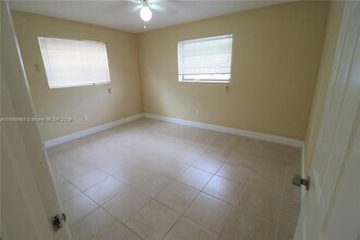 2120 NW 93rd St, Unit 2124 in Miami, FL - Building Photo - Building Photo