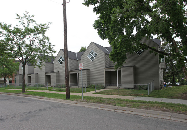 516 22nd Ave S in Minneapolis, MN - Foto de edificio - Building Photo