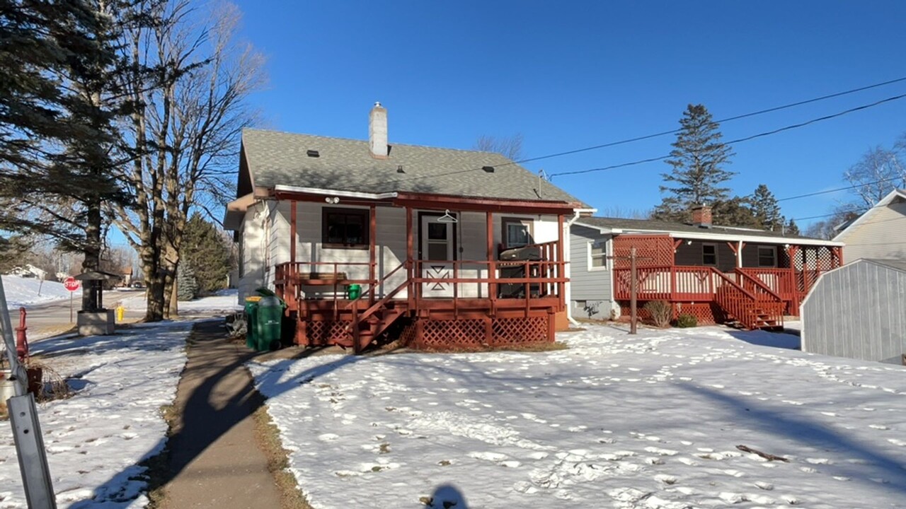 8738 Vinland St in Duluth, MN - Building Photo