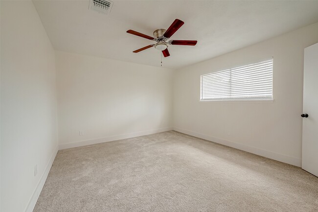 property at 934 Goldfinch Ave